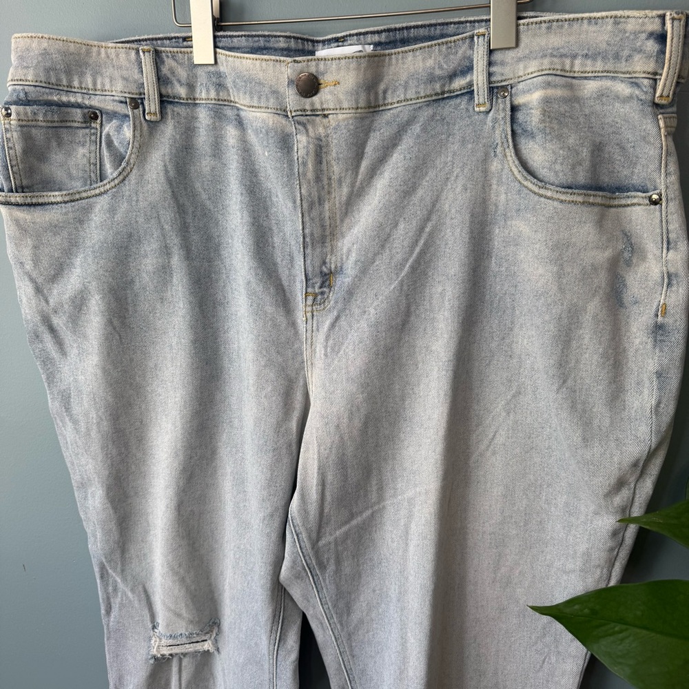 Lane Bryant High Rise Straight Light Wash Flex Magic Waist Jeans Distressed. 28 - Picture 3 of 11